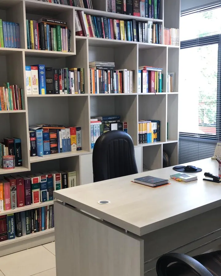 Sala de atendimento com a estante de livros