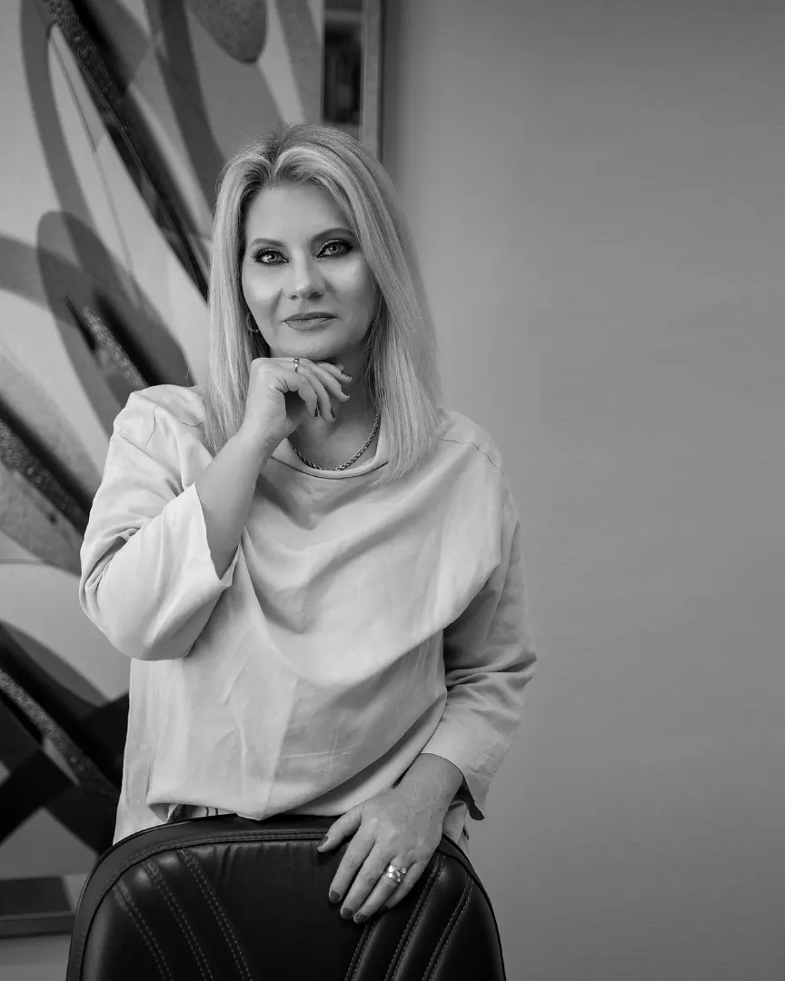 Retrato em preto e branco de Luciana Meirelles, advogada em Santo Ângelo, no escritório